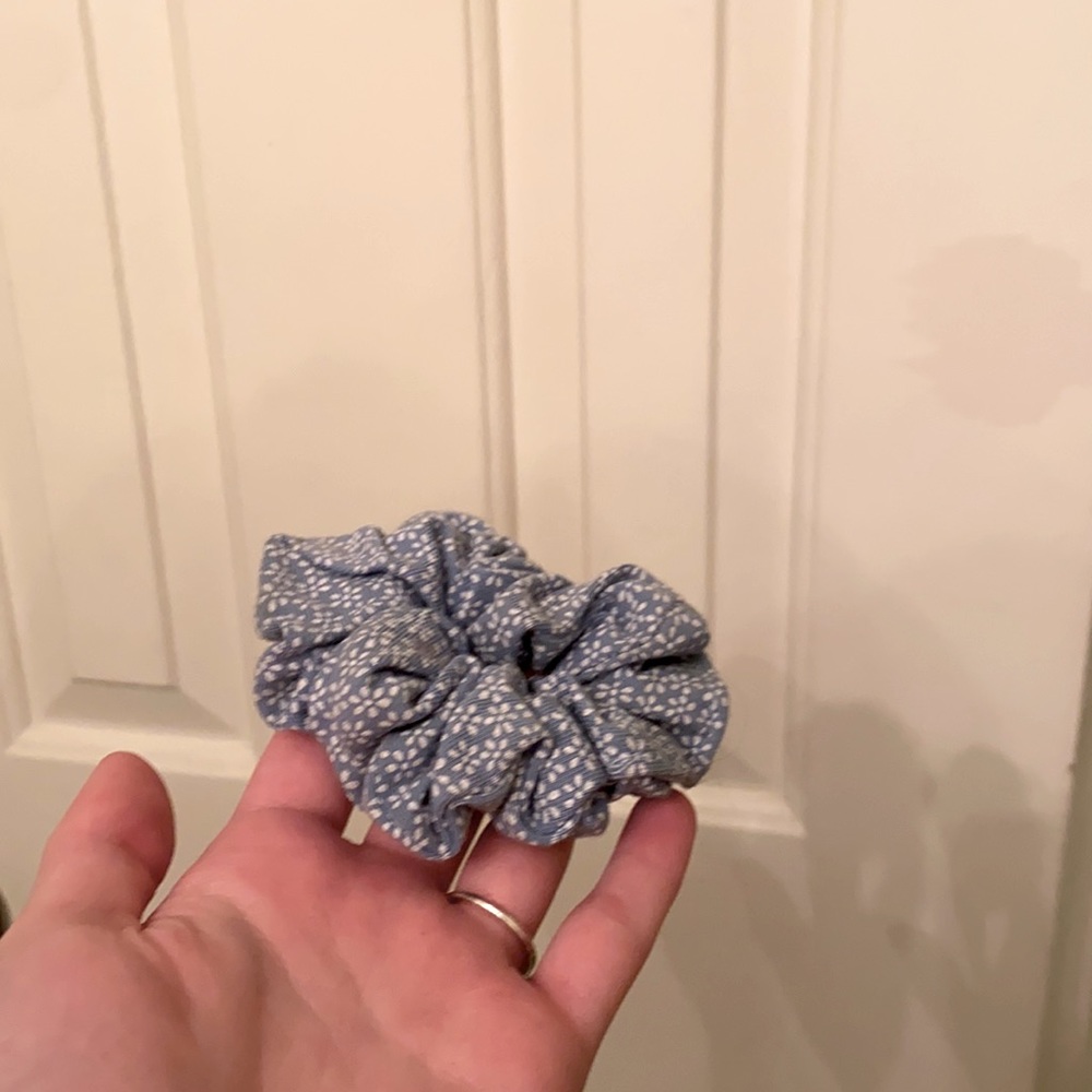 brandy melville scrunchie